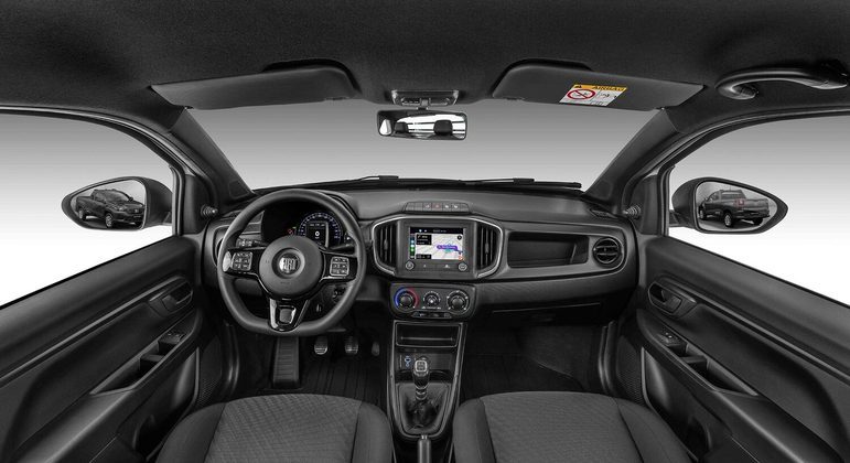 Interior da Fiat Strada Endurance (volante multifuncional e multimídia são opcionais)