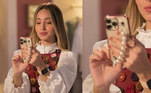 Quem aí conhece as strap phones? São cordinhas decoradas que auxiliam na movimentação do celular, além de mantê-lo seguro no pulso caso ele caia. A de Mirela não poderia ser diferente: cheia de pérolas! Continue de olho nas tendências de moda da personagem em Todas as Garotas em Mim, de segunda a sexta, às 21h, na tela da Record TV. Episódios completos estão disponíveis em PlayPlus.com
