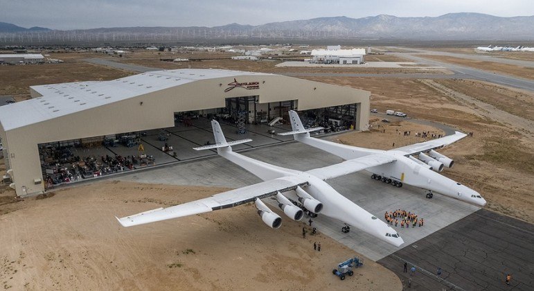 O Stratolaunch é o avião com a maior envergadura do mundo