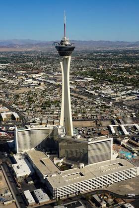 Stratosphere Tower - 350 metros - Estados Unidos - Localizada em Las Vegas, é uma das atrações mais emblemáticas da cidade conhecida por seus hotéis e cassinos. A construção foi concluída em 1996. A torre conta com diversas atrações, além da 