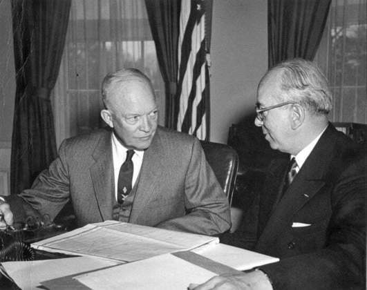 Strauss também foi um influente conselheiro e confidente do ex-presidente americano Eisenhower, tendo desempenhado um papel significativo em questões relacionadas à Guerra Fria e à política internacional dos EUA.