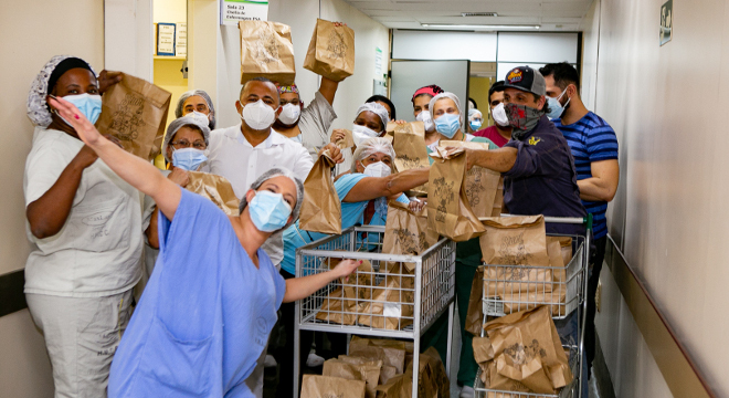 O chef Donato Galvez comanda a ação, além de preparar os sanduíches e entregá-los aos profissionais