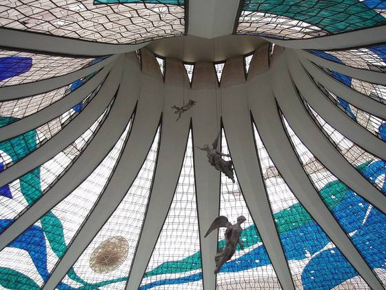 Sua arquitetura mundialmente famosa foi projetada por Oscar Niemeyer, privilegiando a delicadeza das formas e um interior que causa efeito com os espelhos d'água.  Na base circular que fica 3m abaixo do solo há 21 colunas que se unem no topo com uma enorme cruz metálica. 