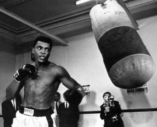 Sua combinação de força, velocidade, resistência e estratégia o transforma num esporte de alta intensidade física e mental. Muhammad Ali é considerado o maior pugilista de todos os tempos, e ficou conhecido por seu estilo de luta único e suas habilidades impressionantes no ringue.