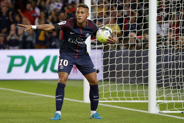 Sua estreia pelo PSG foi no dia 13 de agosto de 2017. Na ocasião, ele fez um gol e uma assistência na goleada por 3 a0 sobre o Guingamp, em jogo válido pela segunda rodada do Campeonato Francês de 2017/18. 