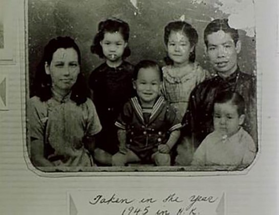 Sua origem oriental fez com que tivesse 3 nomes dependendo do local: Lee Jun-fan no chinês tradicional, Li Xiaolong em mandarim e Lei Siu-lung em cantonês. Na foto, ele em primeiro plano, com a família. 