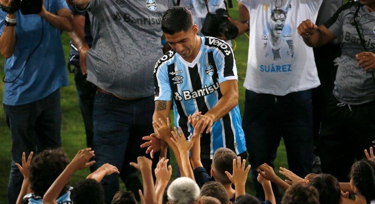 Suárez cumprimenta torcedores durante sua apresentação na Arena do Grêmio