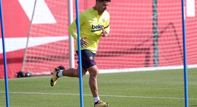 Suárez, recuperado de cirurgia no joelho direito, treinou hoje com o Barcelona
