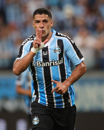 Apesar de estar bem representado no ataque, com Róger Guedes e Yuri Alberto, assinar com Luis Suárez não seria de todo mau para o Corinthians. O Grêmio, ex-clube de Luan, vai gastar cerca de R$ 46 milhões para bancar os salários do craque uruguaio. Se não tivesse investido em Luan, o alvinegro poderia ter ido atrás do 'pistoleiro' e ainda teria uma reserva de mais de R$ 20 milhões