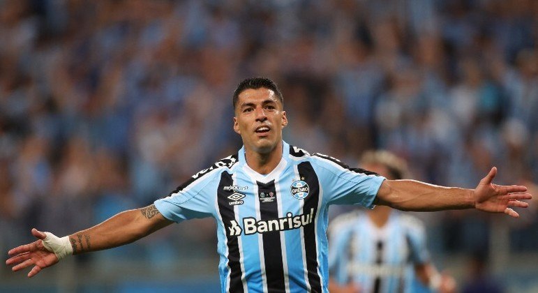 Suárez comemora um dos gols marcados na estreia contra o São Luiz
