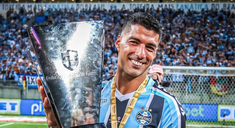 Suárez campeão pelo Grêmio. Ele representa arrecadação e prestígio internacional ao clube gaúcho