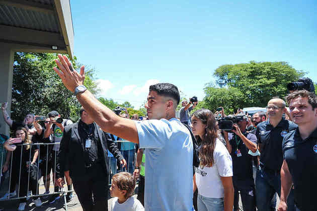 Suárez acena para torcedores do Grêmio no aeroporto.