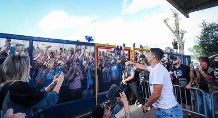 Despedida de Suárez levou centenas de torcedores ao aeroporto