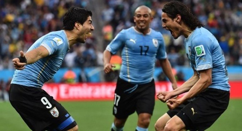 Os dois à frente, Suárez e Cavani, do Uruguai
