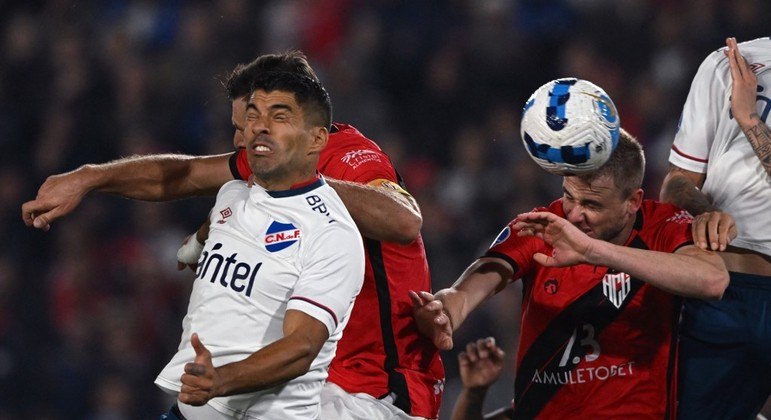 Suárez, de volta ao Nacional, brigou com a defesa do Atlético-GO, mas não conseguiu marcar