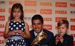 A família de Suárez passou a acompanhar o atacante em todas as transferências de equipe. Para o Barcelona, em 2014, para o Atlético de Madrid, em 2020, e agora em 2022 para o Nacional, do Uruguai. Ao receber a Chuteira de Ouro como artilheiro em 2014, o jogador agradeceu especialmente a família em discurso