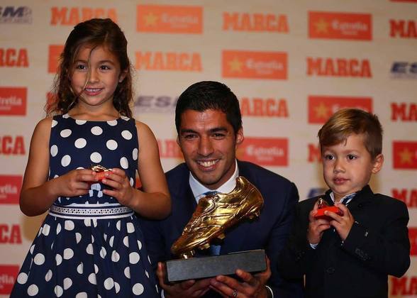 A família de Suárez passou a acompanhar o atacante em todas as transferências de equipe. Para o Barcelona, em 2014, para o Atlético de Madrid, em 2020, e agora em 2022 para o Nacional, do Uruguai. Ao receber a Chuteira de Ouro como artilheiro em 2014, o jogador agradeceu especialmente a família em discurso