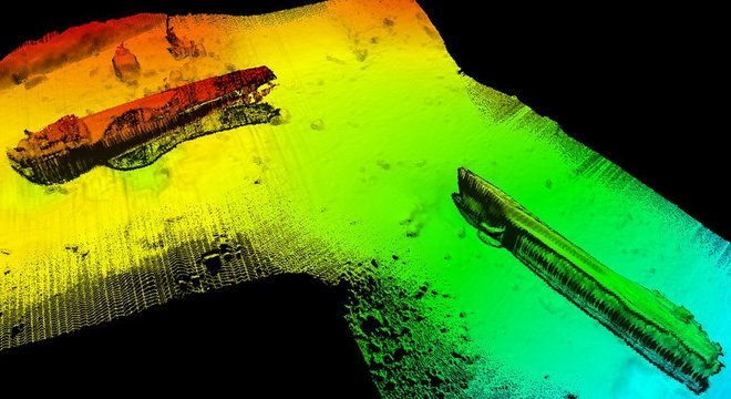 O submarino alemão está partido e destroços estão nos arredores 