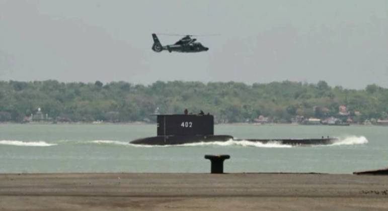 Mais de 400 pessoas, alm de cinco navios e um helicptero esto participando do resgate