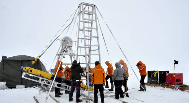 Submarino robô Icefin sendo posto no gelo