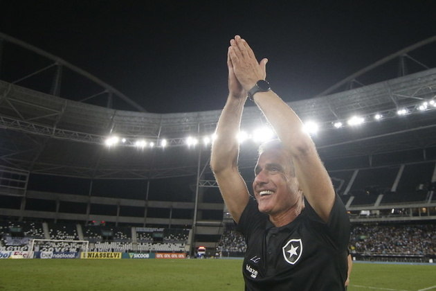 Outro gringo observado é o português que comanda o Botafogo, Luis Castro