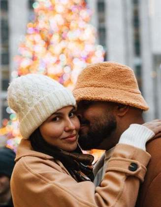 Sucesso do humor em 2023, Paulo Vieira comemorou o Natal ao lado da esposa em Nova York, nos Estados Unidos.