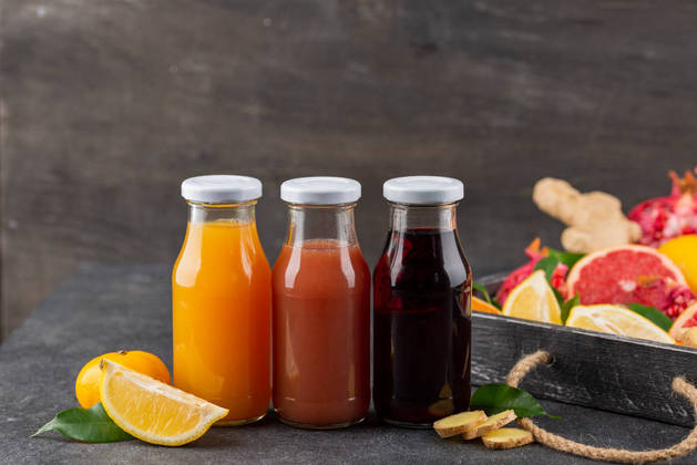 Os sucos industrializados também não são bem-vindos nesse caso, não só pelo excesso de açúcar, mas pelos corantes artificiais e espessantes. '[Esses componentes] podem causar processos alérgicos e irritação estomacal e prejudicam o processo metabólico e o neurológico', afirma Ana Paula 