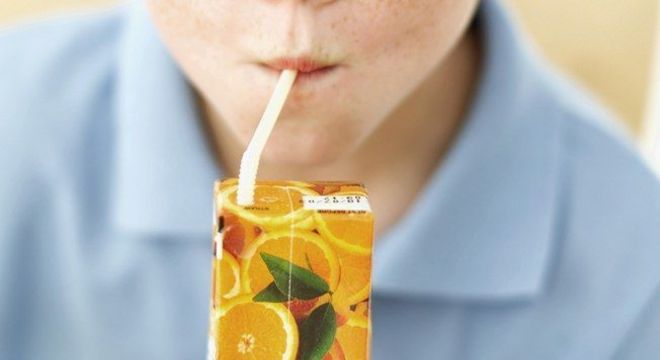 Suco de caixinha - principais riscos para saúde e diferenças para natural