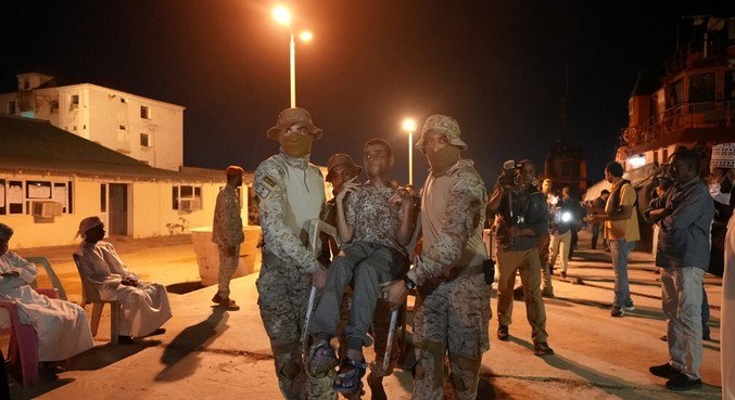 Na foto, exército da Arábia Saudia evacua portador de deficiência do Sudão