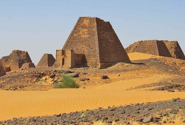 Sudão (África) - Ocupa 1,8 milhão de km² e tem 45 milhões de habitantes. Sua economia se baseia em agricultura e recursos minerais. Destaca-se pelas pirâmides de Meroé, um fascinante sítio arqueológico. Por sinal, Sudão impressiona por ter maior quantidade de pirâmides do que o Egito. 