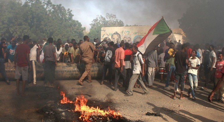 Moradores de Cartum protestam contra a derrubada do Conselho Soberano
