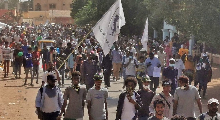 Milhares de manifestantes foram às ruas de Cartum para protestar mais uma vez
