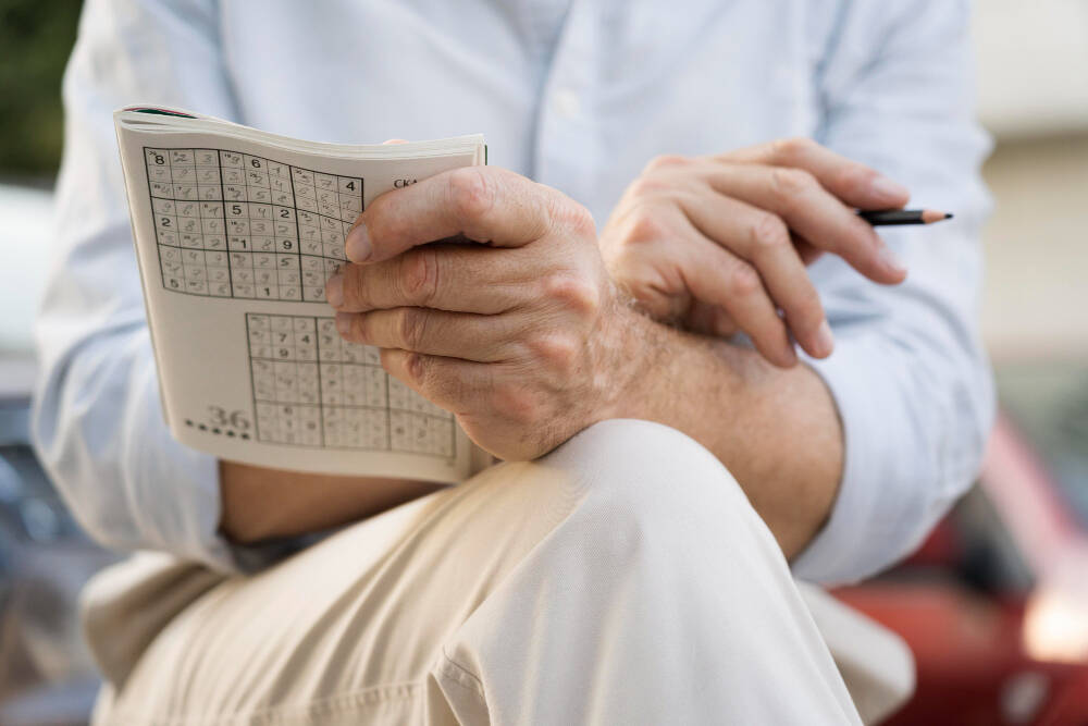 Demência: risco cai com hábitos como jogar xadrez e fazer palavra