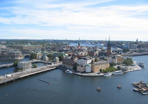 Suécia- 10,5 milhões de habitantes/ Capital: Estocolmo / Imposto sobre consumo: 25%.