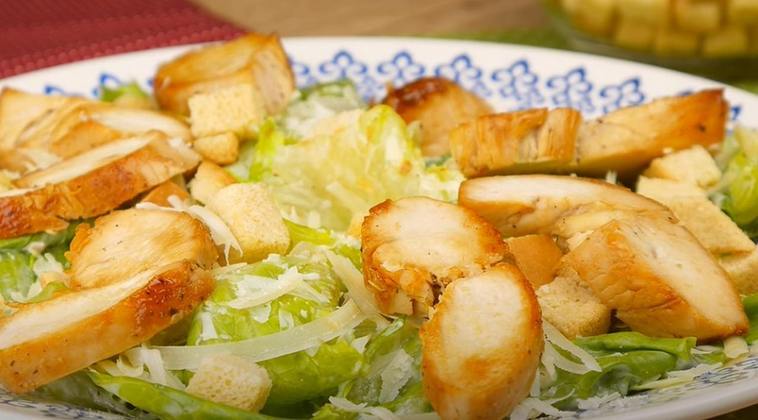 Sugestão de janta: Salada com filé de frango 