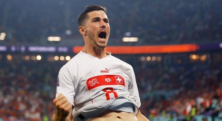 Freuler explode na comemoração do terceiro gol suíço
