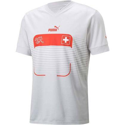 Suíça 2022 (segundo uniforme) - a camisa branca, sem detalhes na manga e na gola maia parece uma camiseta comum. A faixa vermelha no peito parece uma etiqueta, de acordo com o 'Athletic'. 