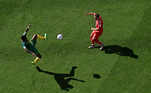 A disputa de jogo de Nouhou Tolo e Xherdan Shaqiri e o jogo de sombras no gramado