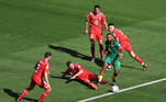 Quatro jogadores marcam Bryan Mbeumo, da seleção camaronesa, na área