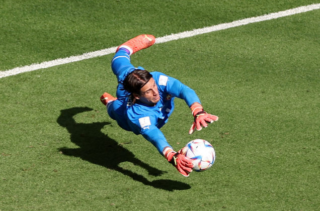 E Sommer se estica para defender o chute