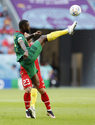 Nicolas Nkoulou estica a perna para dominar a bola