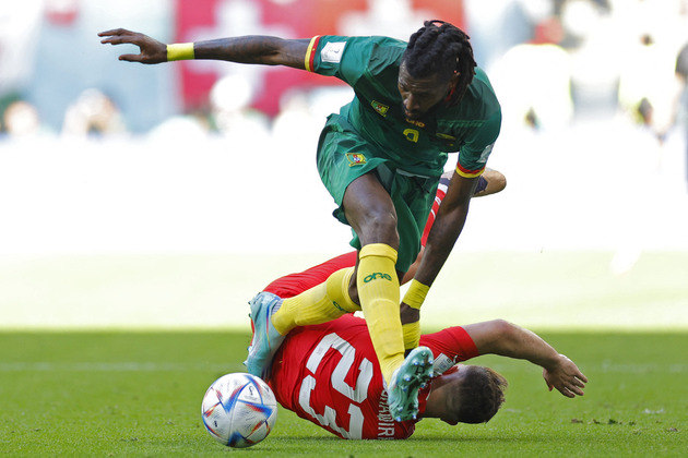 Anguissa e Shaqiri disputam a bola e jogador suíço cai no gramado