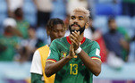 Capitão camaronês, Choupo-Moting aplaude os torcedores presentes no estádio Al Janoub