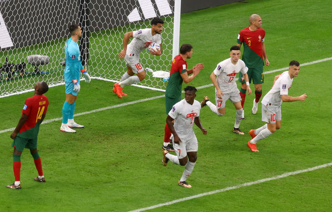 A Suíça, logo depois de levar o quarto gol, diminuiu a diferença com Manuel Akanji, mas a seleção mal comemorou