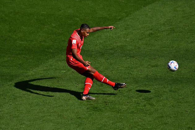 Manuel Akanji chuta a bola em direção ao gol