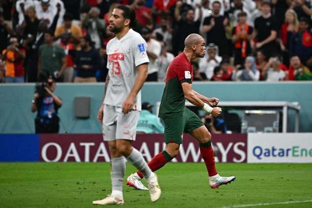 Suíça - SOBE: chegou novamente no mata-mata da Copa, estabelecendo-se cada vez mais no mundial. / DESCE: mostrou uma rara fragilidade defensiva. Esteve muito exposta e foi facilmente goleada por Portugal.