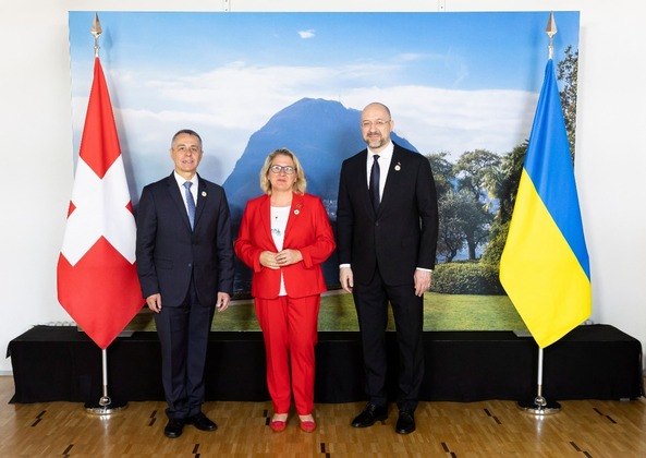 A Suíça, conhecida pela política de neutralidade, também participa dos enormes esforços para ajudar a sociedade ucraniana. Assim com a França, suíços optaram por enviar equipamentos médicos para a Ucrânia e para os países da região que abrigam refugiados, como Polônia, Moldávia e Romênia. Mais de R$ 548 milhões em ajuda humanitária foram aprovados por parlamentares da Suíça