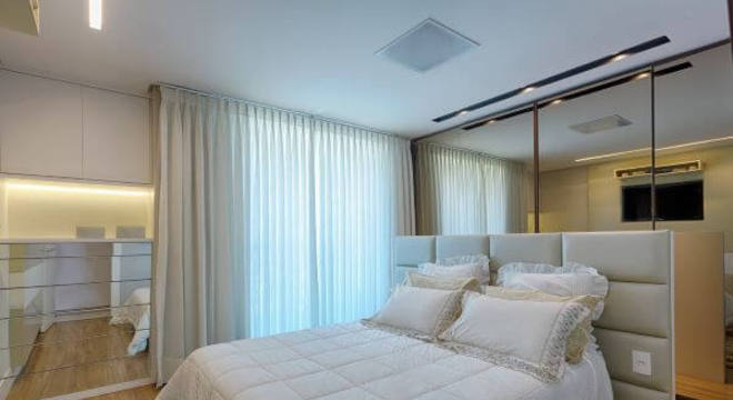 Suite de casal com cores neutras