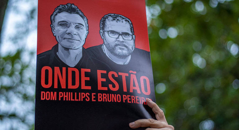 Cartaz exibido durante protesto no Rio de Janeiro que exigiu intensificação das buscas