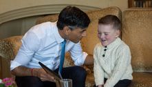 Garotinho de 6 anos que aguarda transplante recebe prêmio do primeiro-ministro britânico